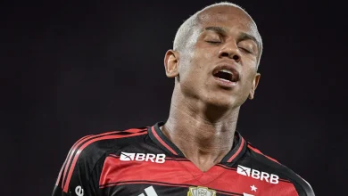 Wallace Yan não se encaixa com trio ofensivo do Flamengo e mostra erros contra Atlético-MG