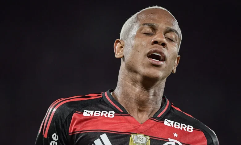 Wallace Yan não se encaixa com trio ofensivo do Flamengo e mostra erros contra Atlético-MG