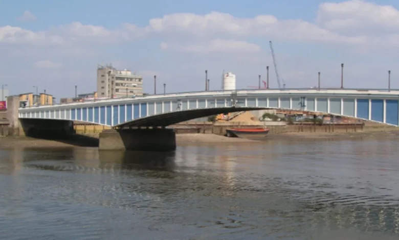 Wandsworth Bridge closed due to police incident