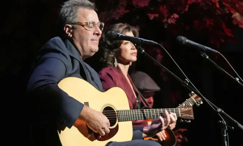 Watch Vince Gill, Amy Grant meet 'Love on the Spectrum' star at the CMA Awards