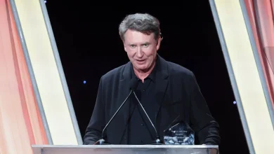 Wayne Gretzky shows at Canada friendly to give team talk