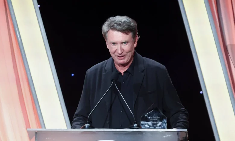 Wayne Gretzky shows at Canada friendly to give team talk