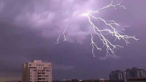 Weather: Sharp temperature drop, scattered showers after record heat, flood warnings issued