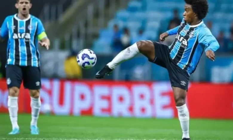 Willian festeja retorno com gol em vitória do Grêmio após ficar parado por quase dois meses