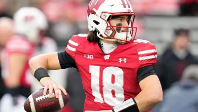 Wisconsin QB O'Neil carted off with leg injury