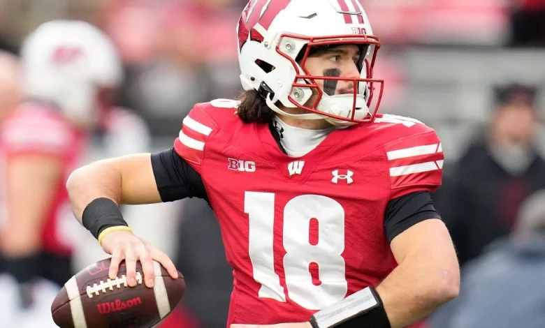 Wisconsin QB O'Neil carted off with leg injury
