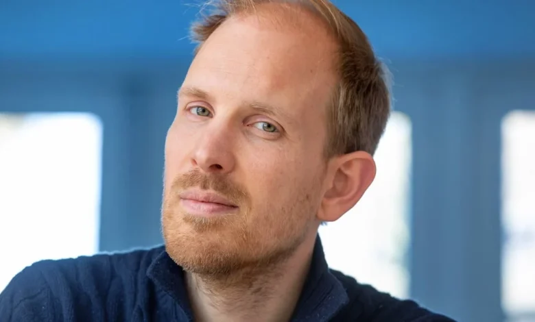 Witte Huis richt pijlen op essayist Rutger Bregman om BBC-lezing. ‘Rabiate anti-Trump-figuur’
