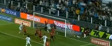 Zaga do Sport se atrapalha, e ex-América protagoniza gol contra bizarro