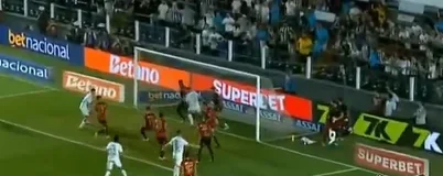 Zaga do Sport se atrapalha, e ex-América protagoniza gol contra bizarro