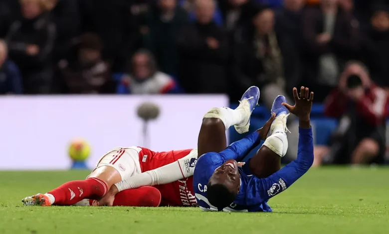 ¿Cuántos partidos estará fuera Moisés Caicedo tras su expulsión contra el Arsenal?