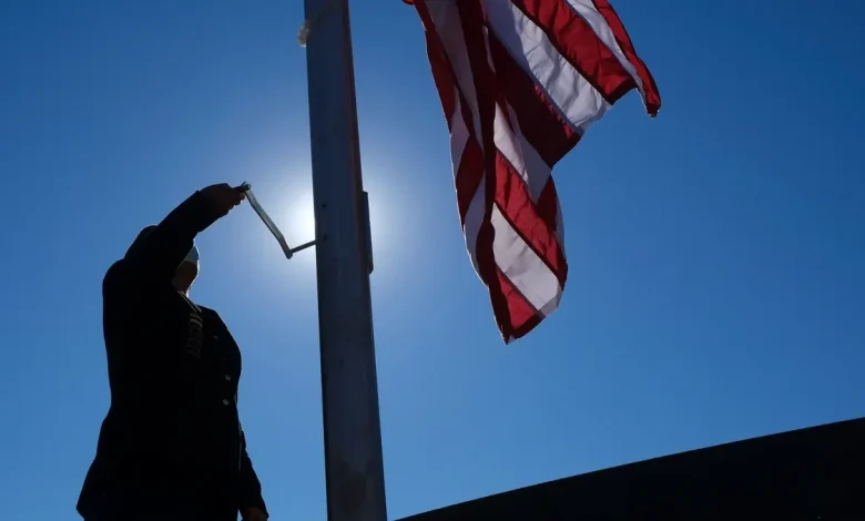 ¿Es el Día de los Veteranos feriado? Qué está abierto, cerrado y dónde hay ofertas