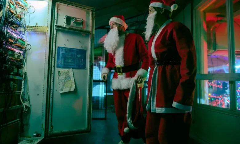 ‘Jingle Bell Heist’ Review: Two Aggrieved Strangers Plot a Payback Crime in Amiable Netflix Romantic Comedy