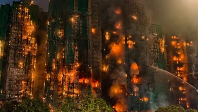 大埔宏福苑五級火13人死 一名消防員殉職 消防指兩三幢大廈情况嚴峻 有求助個案身處高層難接觸