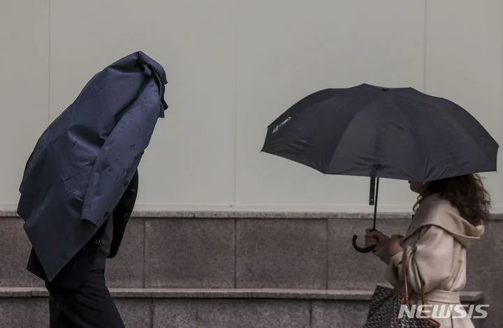 인천, 포근한 늦가을 날씨…돌풍 동반 황사비 주의