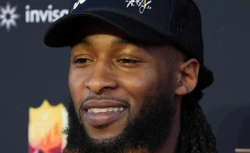 Aaron Jones Sr. Exits with shoulder injury