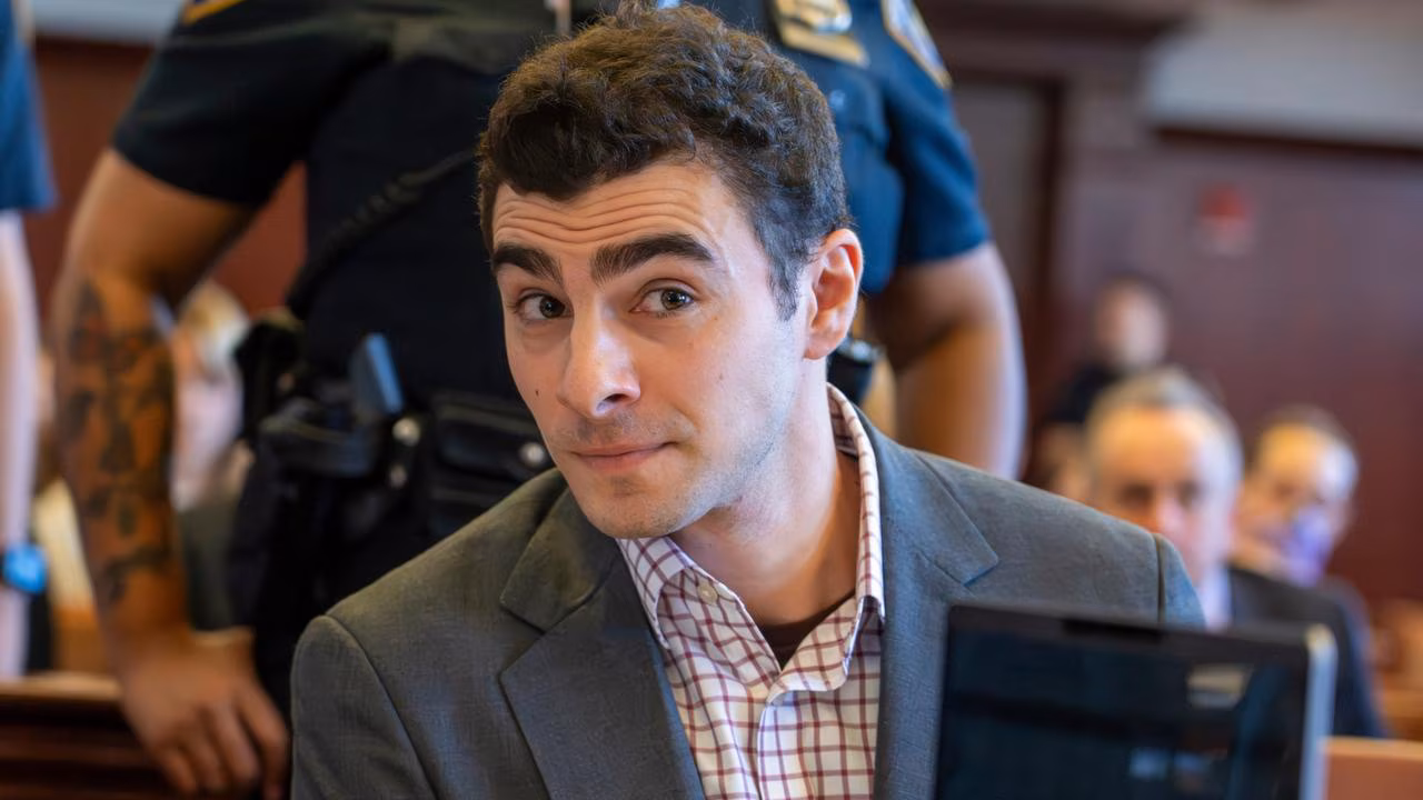 Accused killer’s fans strut into courtroom