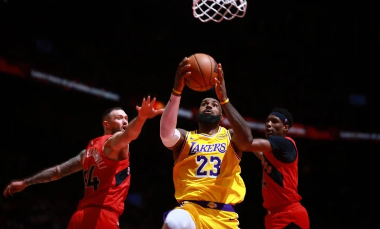 After 1,297 games, LeBron James’ 10-point scoring streak ends with Lakers buzzer-beater