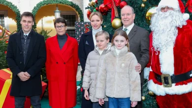 Albert II, Charlène et leurs jumeaux distribuent des cadeaux de Noël aux enfants avec Stéphanie de Monaco