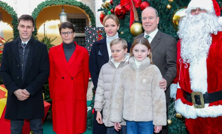 Albert II, Charlène et leurs jumeaux distribuent des cadeaux de Noël aux enfants avec Stéphanie de Monaco