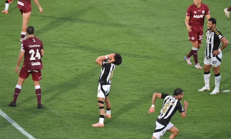 Alvo de críticas, atacante fica de fora da última partida do Atlético na temporada