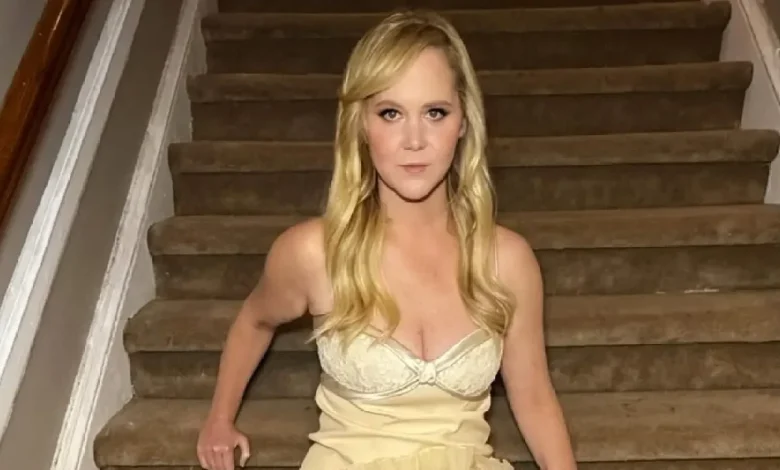 Amy Schumer Ditches Wedding Ring in Photo Flaunting Weight Loss