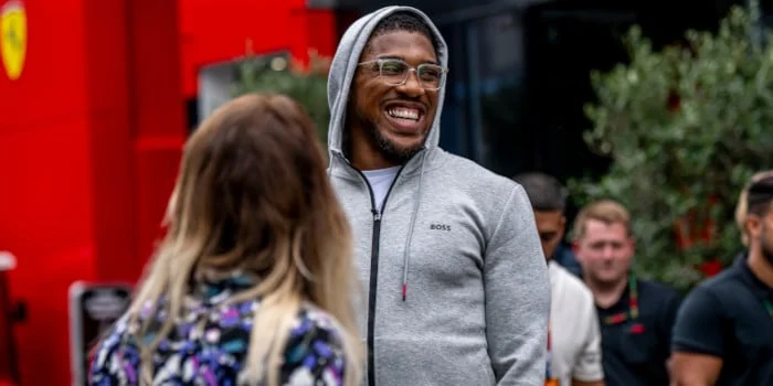 Anthony Joshua Gets Polymarket-Branded Necklace Ahead of Netflix Bout