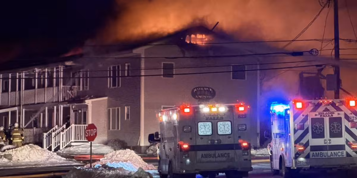 Apartment fire shuts down Main St.