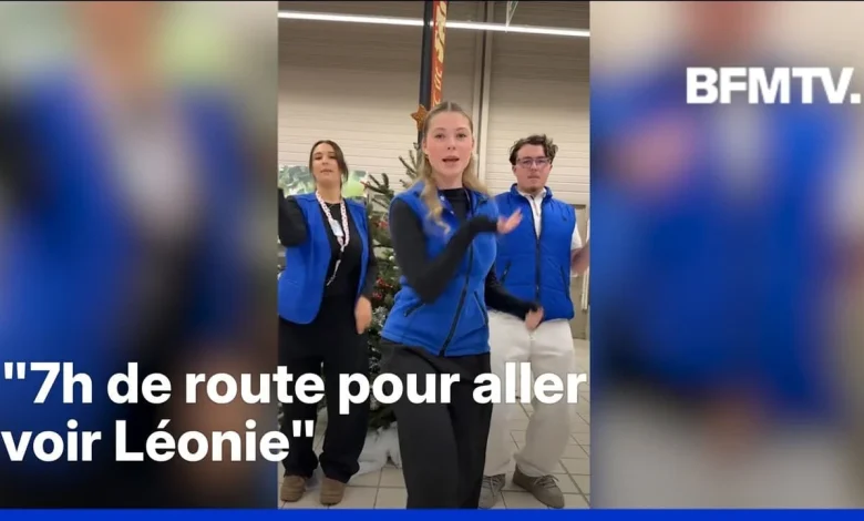 Après son buzz sur Tiktok, Léonie, la caissière du Carrefour de Laval, est protégée par un agent de sécurité