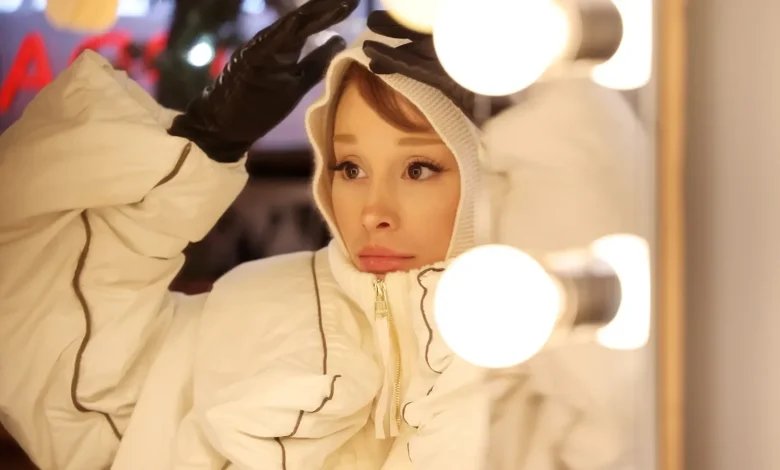 Ariana Grande Gets Way Too Hot and Cozy at ‘SNL’ HQ