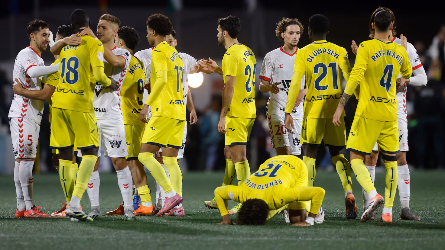 Arnau Tenas resuelve el ‘escape room’ de Lebrija