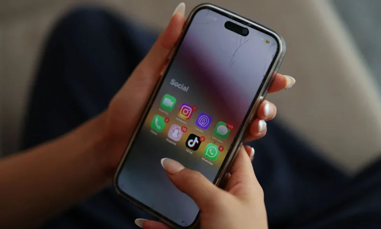 Australian PM issues warning over under-16s social media ban