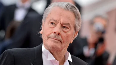 "Boire du champagne" : les détails des obsèques d'Alain Delon dévoilés par une proche de la famille