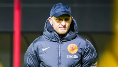 Bondscoach Veurink hakt in alle rust knopen door, maar een basiself heeft hij nog niet