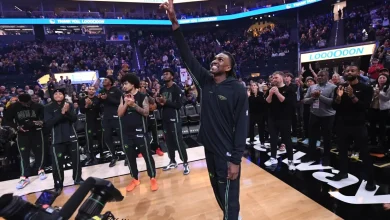 Brandin Podziemski gives Kevon Looney his flowers after Looney’s first game back in the Bay as an opponent