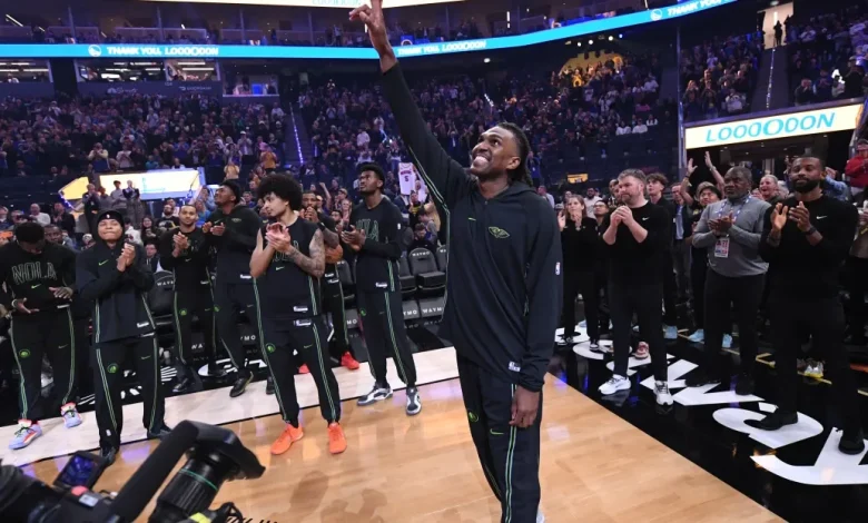 Brandin Podziemski gives Kevon Looney his flowers after Looney’s first game back in the Bay as an opponent