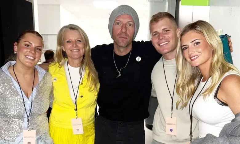 Brooke and Jackson Warne are trying to set up their mum Simone with Coldplay's Chris Martin