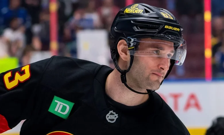 Canucks sign Max Sasson to two-year extension