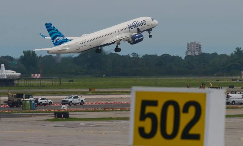 "C'est inadmissible" : la colère du pilote d'un avion JetBlue, qui a évité la collision avec un chasseur américain