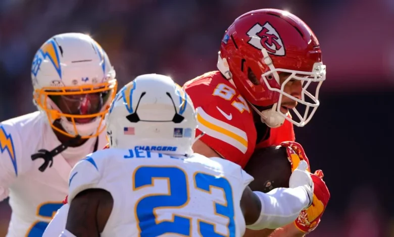Chargers vs. Chiefs live updates: L.A. clings to lead in fourth quarter