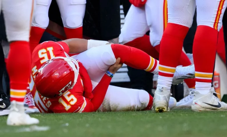 Chiefs' Mahomes has surgery for torn ACL, LCL