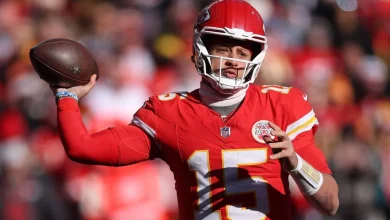 Chiefs QB Patrick Mahomes leaves in fourth quarter with apparent knee injury