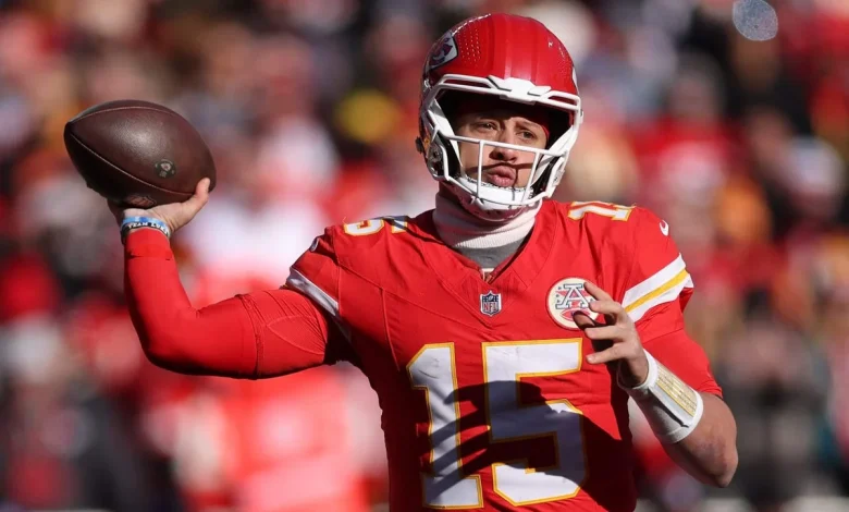 Chiefs QB Patrick Mahomes leaves in fourth quarter with apparent knee injury