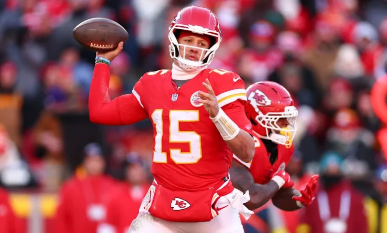 Chiefs QB Patrick Mahomes to undergo MRI after injuring left knee in loss to Chargers
