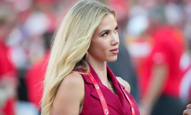 Chiefs heiress Gracie Hunt turns heads in a four-color fit for SNF Texans game