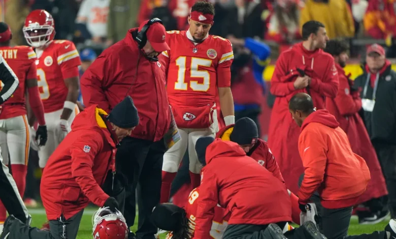 Chiefs' offensive line woes deepen as Wanya Morris exits with knee injury