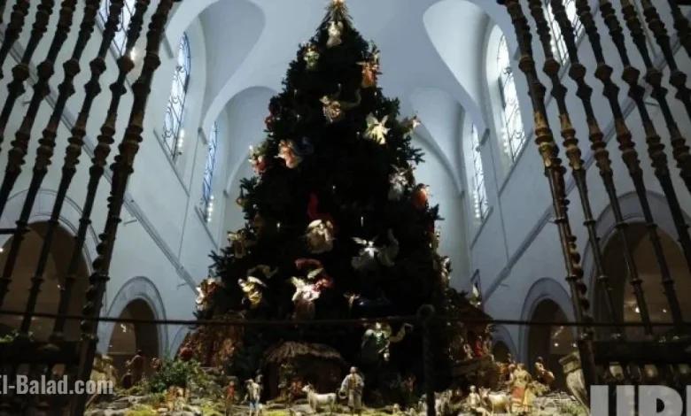 Christmas Tree and Neapolitan Baroque Crèche Illuminate Met Fifth Avenue