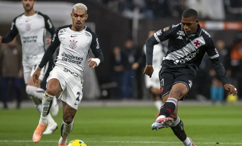 Com sete pendurados, Corinthians evita cartões e vai completo para volta