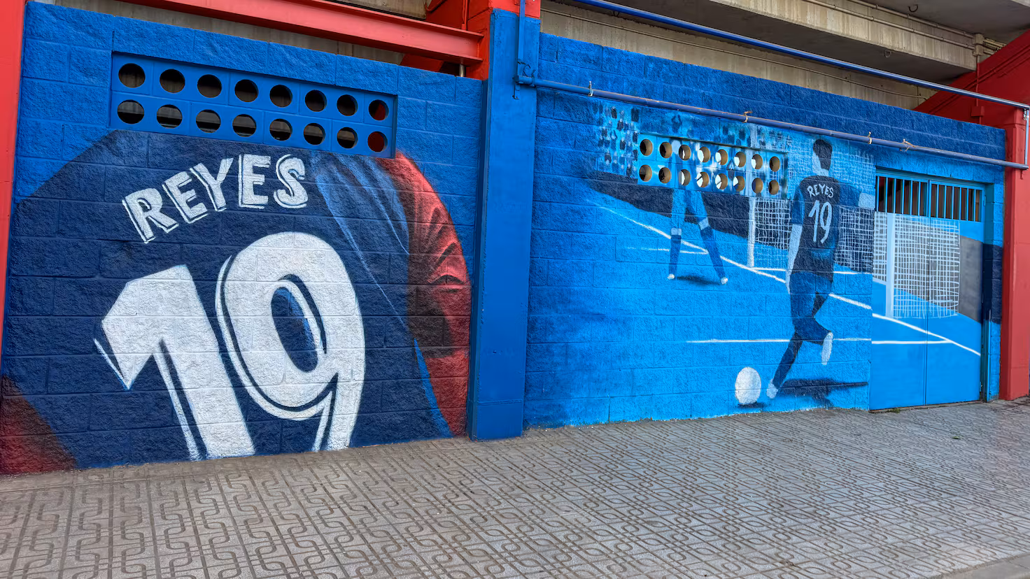 Con Reyes en la memoria y más de 4.000 sevillistas en la grada