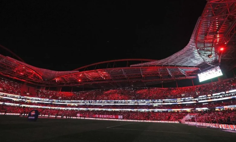 Confronto entre adeptos do Benfica e Nápoles antes do jogo da Champions