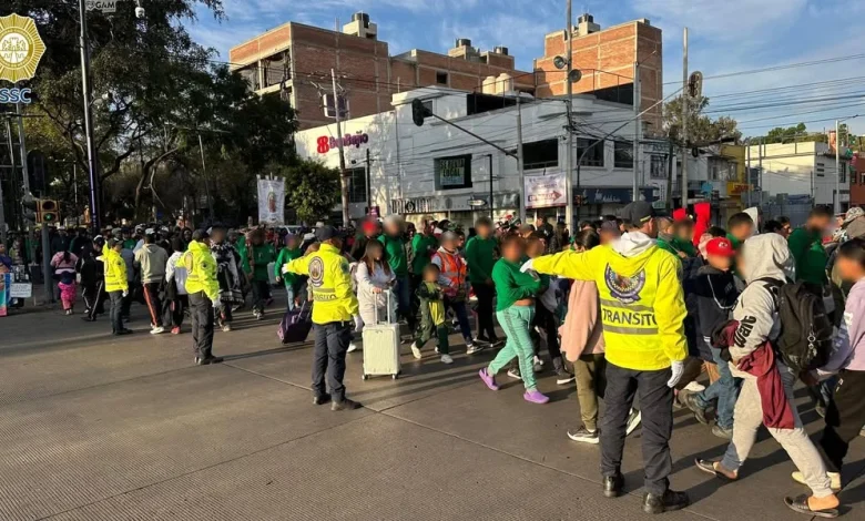 🔴 Continúa el dispositivo de vialidad en las calles y avenidas aledañas a la Basílica de Guadalupe, en la alcaldía Gustavo A. Madero, ante la llegada de peregrinos. 👮🏼Personal de la Subsecretaría de Control de Tránsito de la SSC apoya en los cruces peato